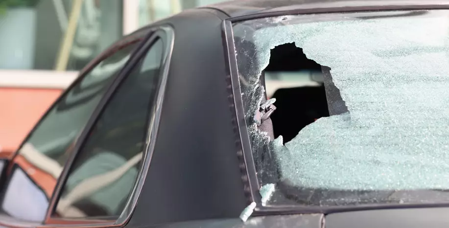 <span class="b-white">Rear Windshield</span><br><span class="b-red">Glass Replacement</span><br><span class="b-white">Solutions</span>